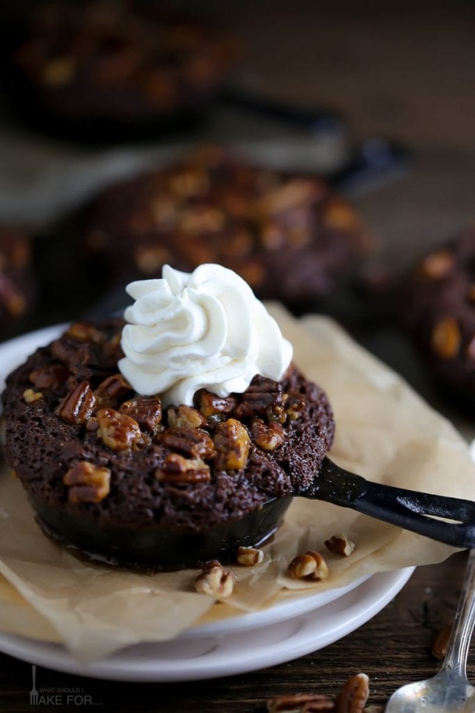 Skillet Brownies with Caramel Pecan Toppng